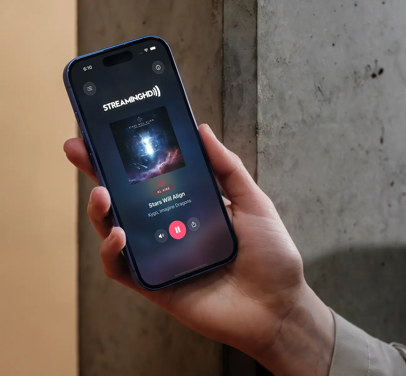 App móvil de radio mostrando la carátula en alta resolución de la canción al aire