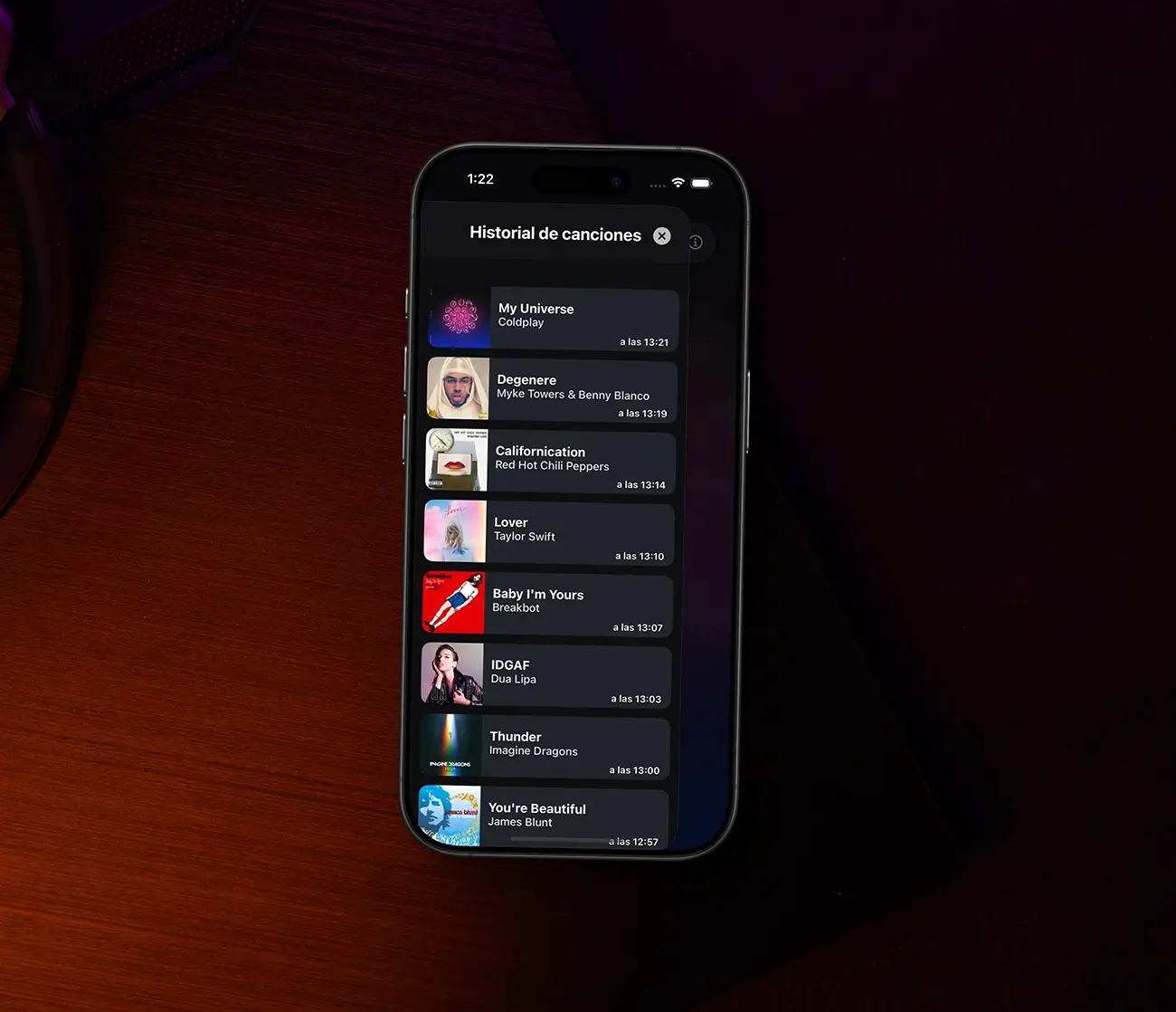 Historial de canciones de la app móvil de radio con carátulas y hora de emisión