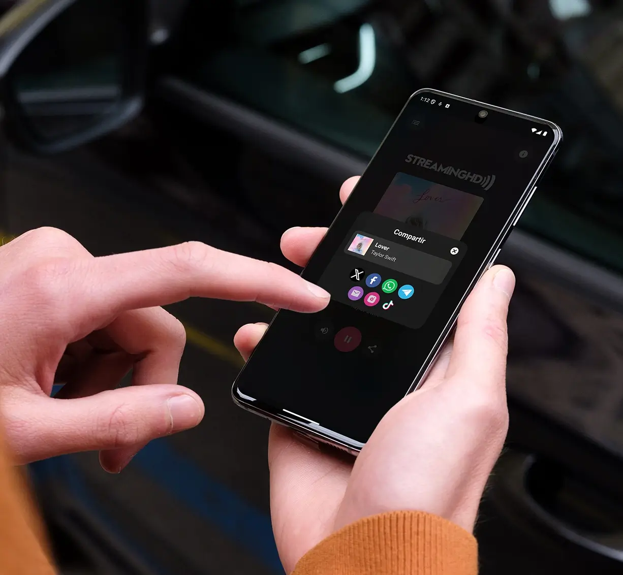 Auditor compartiendo en redes sociales la canción que suena en la app de la radio